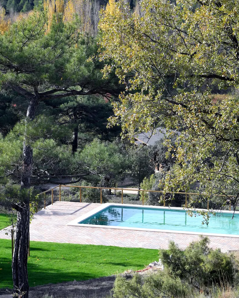 Imagen de una impresionante piscina de sal ubicada en El Llano de los Conejos. La piscina se encuentra rodeada de exuberante vegetación y ofrece vistas panorámicas de las majestuosas montañas que la rodean. Con su agua cristalina y refrescante, esta piscina es el lugar perfecto para sumergirse y relajarse en armonía con la naturaleza. Disfruta de la tranquilidad y serenidad mientras te deleitas con las vistas espectaculares que se despliegan ante ti. Esta piscina de sal en medio de la naturaleza te invita a disfrutar de un oasis de calma y conexión con el entorno natural.