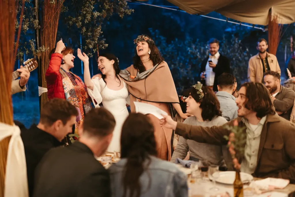 Boda en el campo, con invitados celebrando