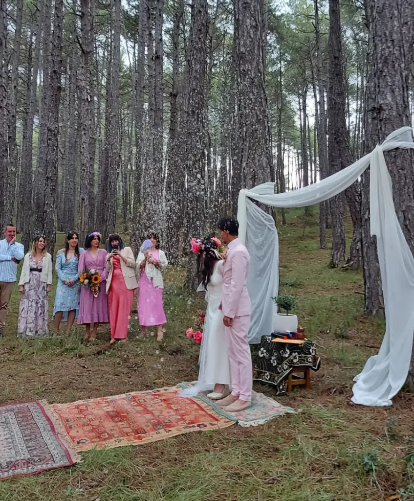 Boda en el campo en Cuenca. Cabañas Llano de los Conejos. Detalle de la ceremonia.