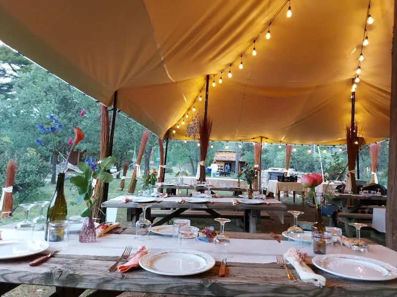 Boda en el campo en Cuenca. Cabañas Llano de los Conejos. Detalle de la carpa y del montaje de las mesas.