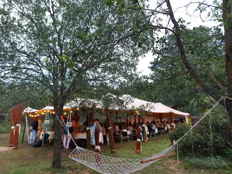 Boda en el campo en Cuenca. Cabañas Llano de los Conejos. Detalle de la carpa con los invitados.