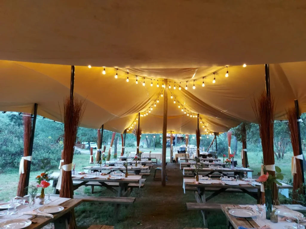 Boda en el campo en Cuenca. Cabañas Llano de los Conejos. Detalle de la carpa.