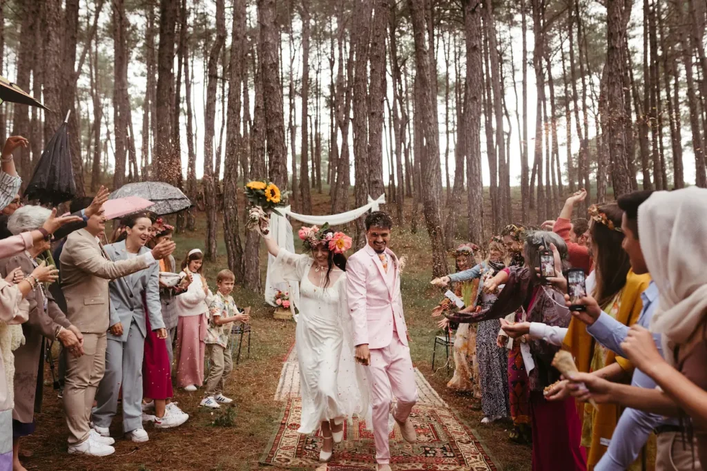 Boda en el campo en Cuenca. Cabañas Llano de los Conejos. Los novios pasan entre los invitados.