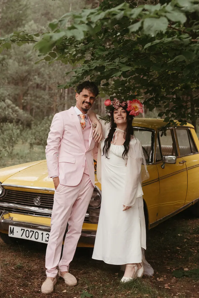 Boda en el campo en Cuenca. Cabañas Llano de los Conejos. Imagen de los novios recién casados.