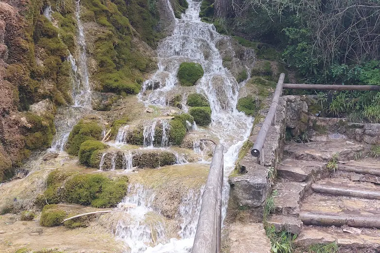 Cascadas, escaleras de piedra y pasarelas en la visita al nacimiento del rio cuervo