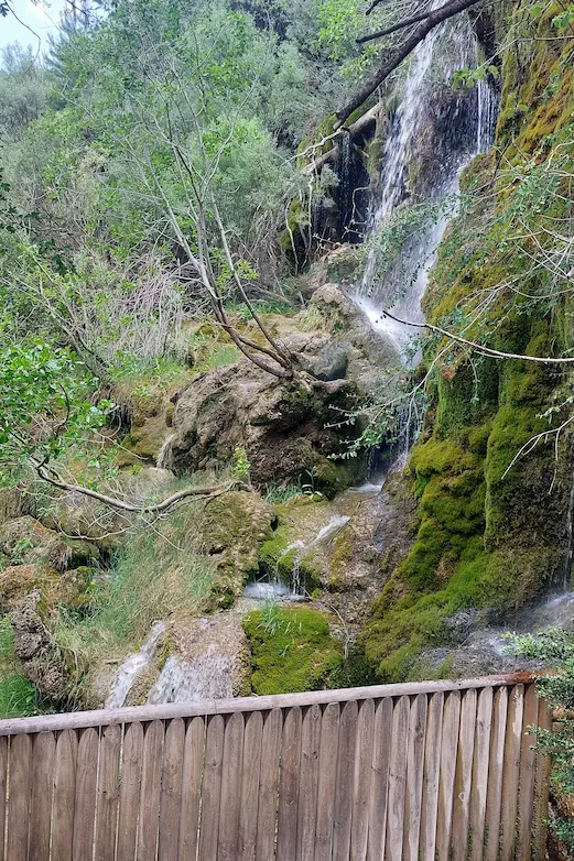 salto de agua en el nacimiento del rio cuervo