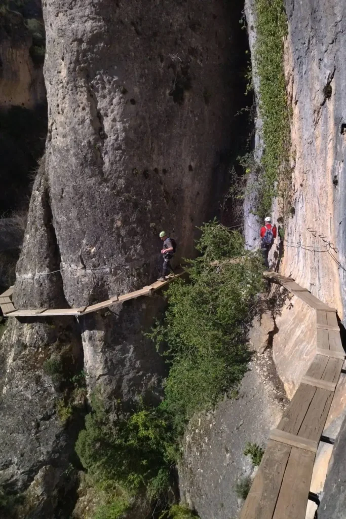 pasarela de la via ferrata de priego junto a las rocas