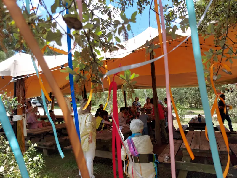 Imagen de un grupo de amigos celebrando un cumpleaños en el campo