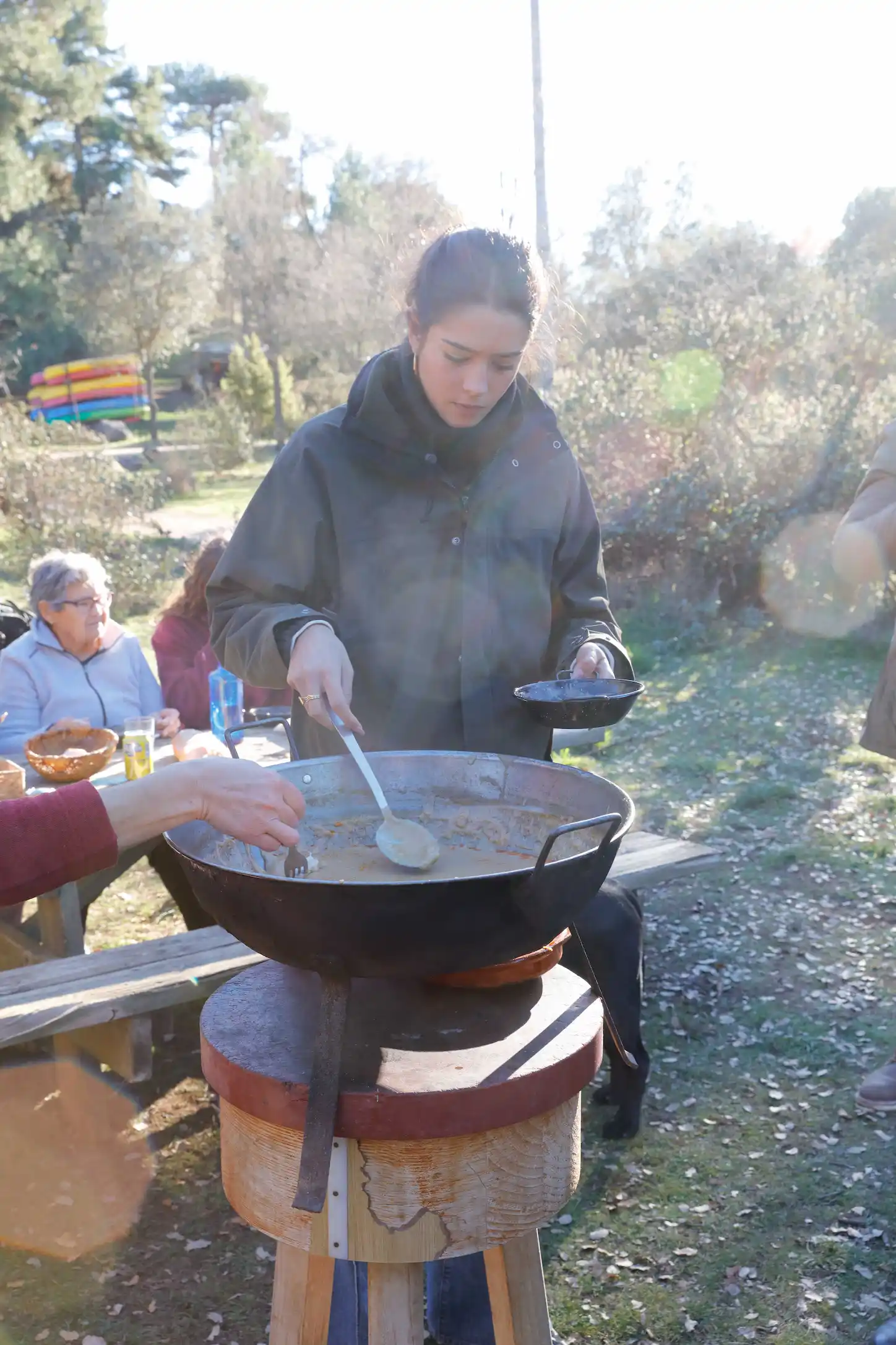 Mujer sirviéndose comida en una celebración en el campo