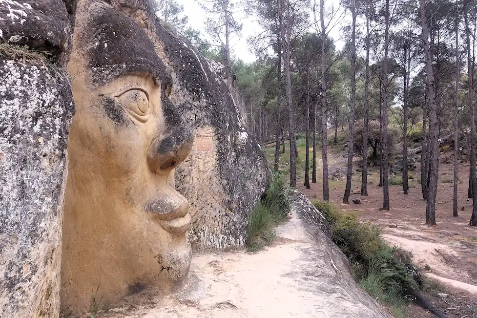 Ruta de la Cara de Buendía: Escultura de una cara enorme en medio de la naturaleza