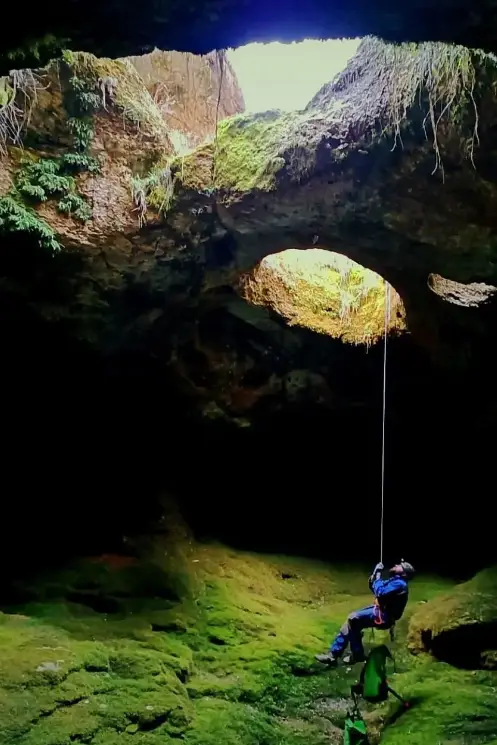 hombre descendiendo por una sima en una actividad de espeleología