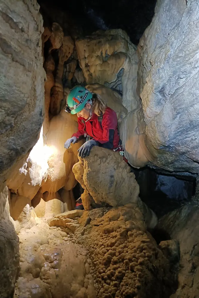 Mujer haciendo espeleología